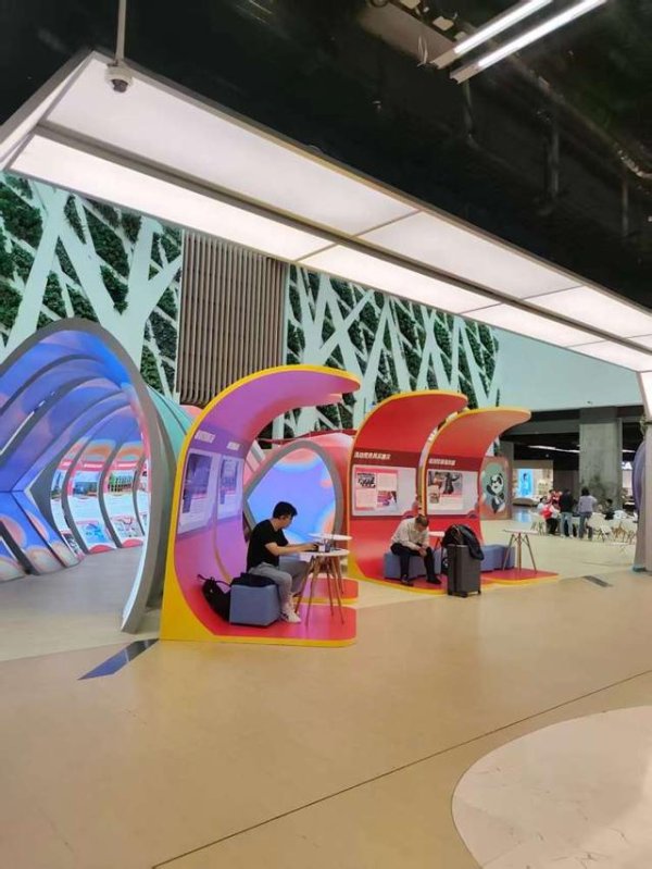 恒利配资 行李箱坏了还能当场换一个？虹桥国际中央商务区贴心了！进博期间商场里也有休憩空间，做你的“能量加油站”丨Hi进博，虹桥Go